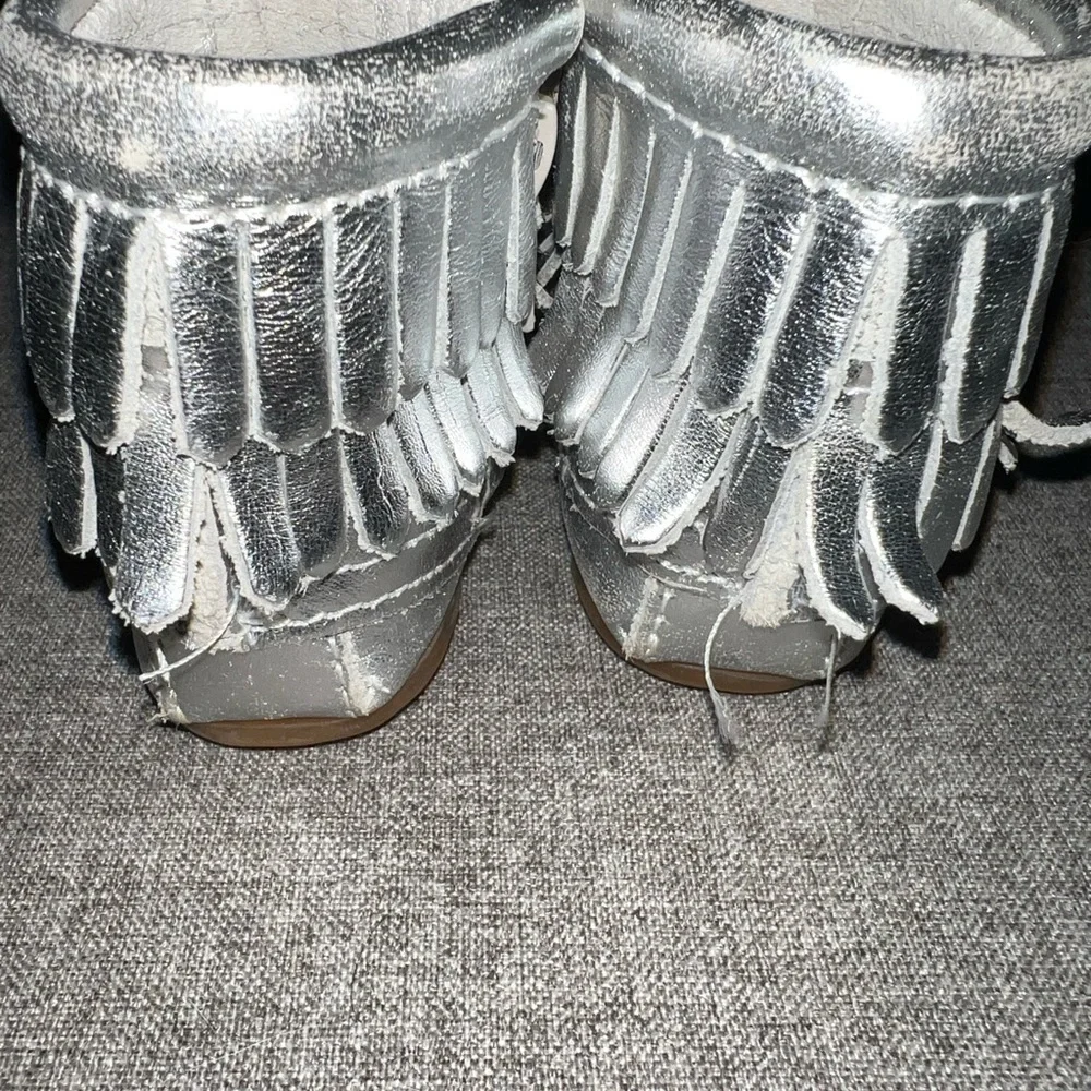 MINNETONKA Girls Leather Round Toe Layered Fringe Silver Boots Size 4